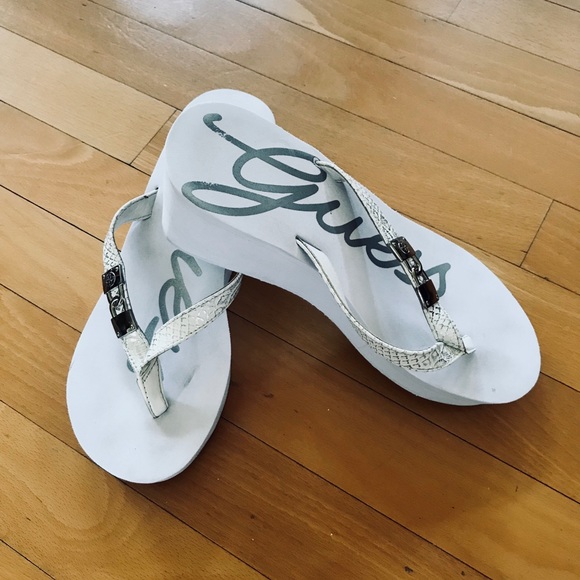 White Guess flip flops size 9 1/2- 10 - Picture 5 of 5